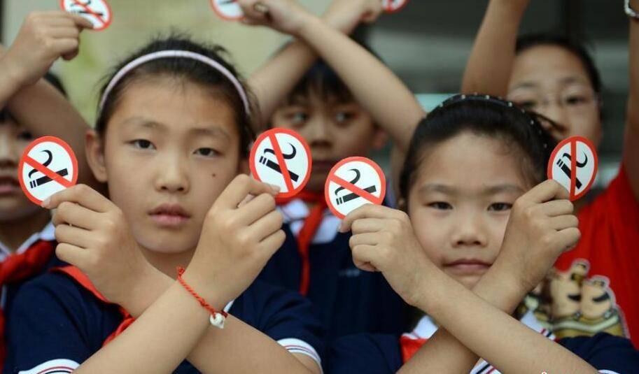 说明了家长从小就教育孩子学抽烟啊,孩子小对身边一些事物都充满着种