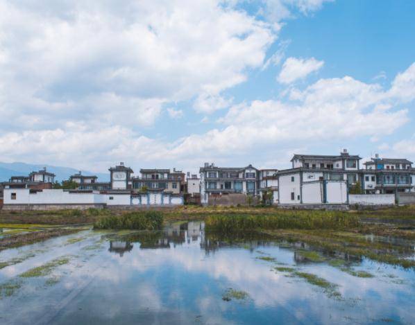 云南大山中有一座小村庄，家家户户都住别墅，没人愿意搬到城市