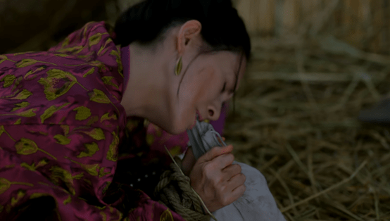 有一段戏是章子怡被绑架,手被绑着还要吃饼.