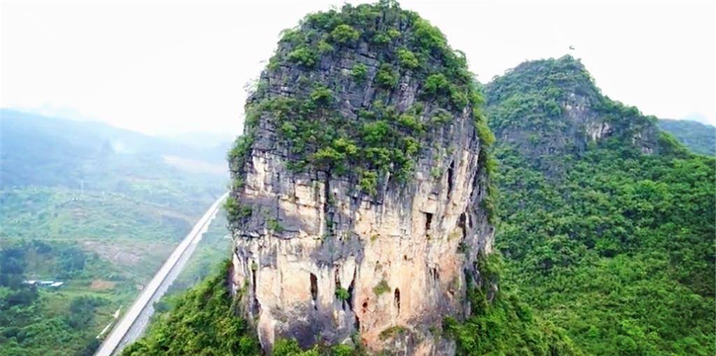 广西有一座石头山,四周都是绝壁没有路,山顶上却有人工痕迹_手机搜狐