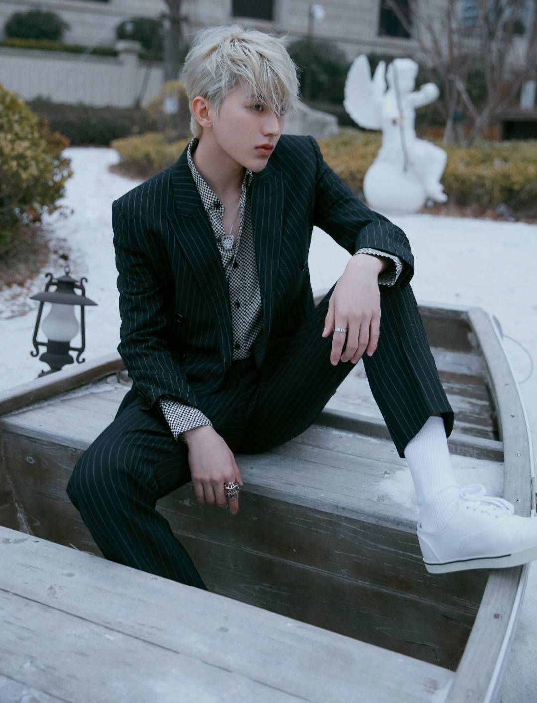 蔡徐坤十分钟完成红毯与舞台!表演又偷笑,为何粉丝集体翻脸?