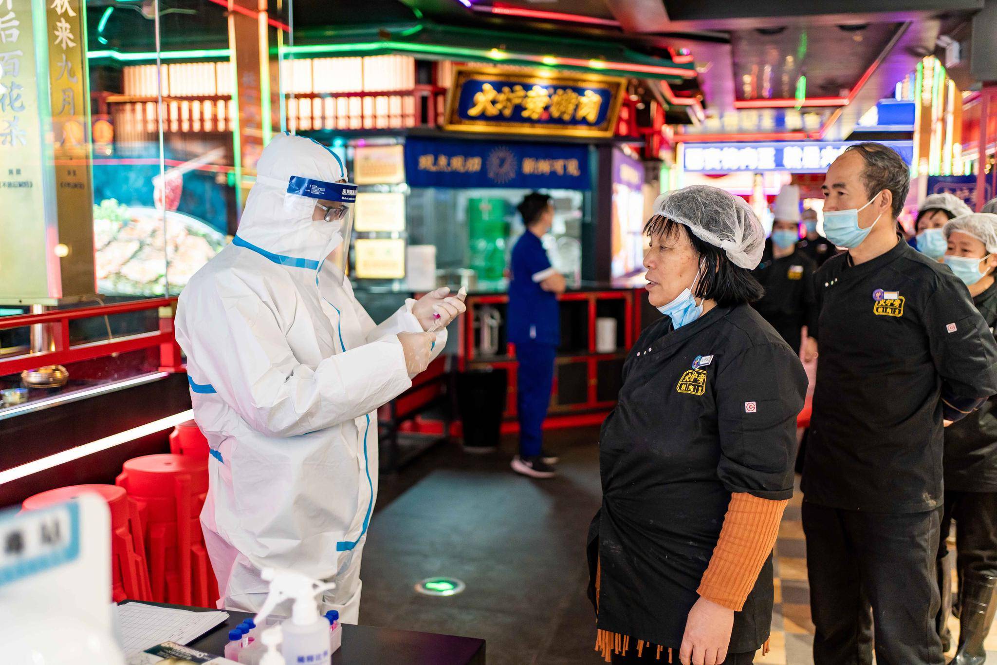 疫情下餐饮业如何应对西安火炉旁烤肉全员核酸检测消除顾虑确保安全