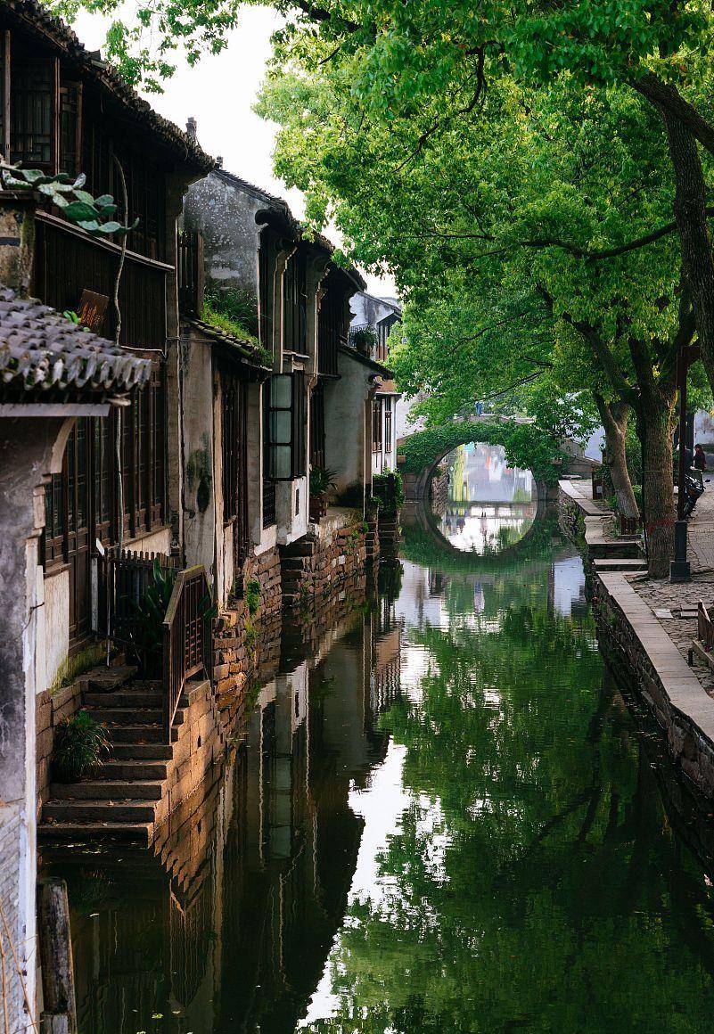 中国这座小镇，被评为“全球十大最美小镇”：曾因张艺谋电影而闻名