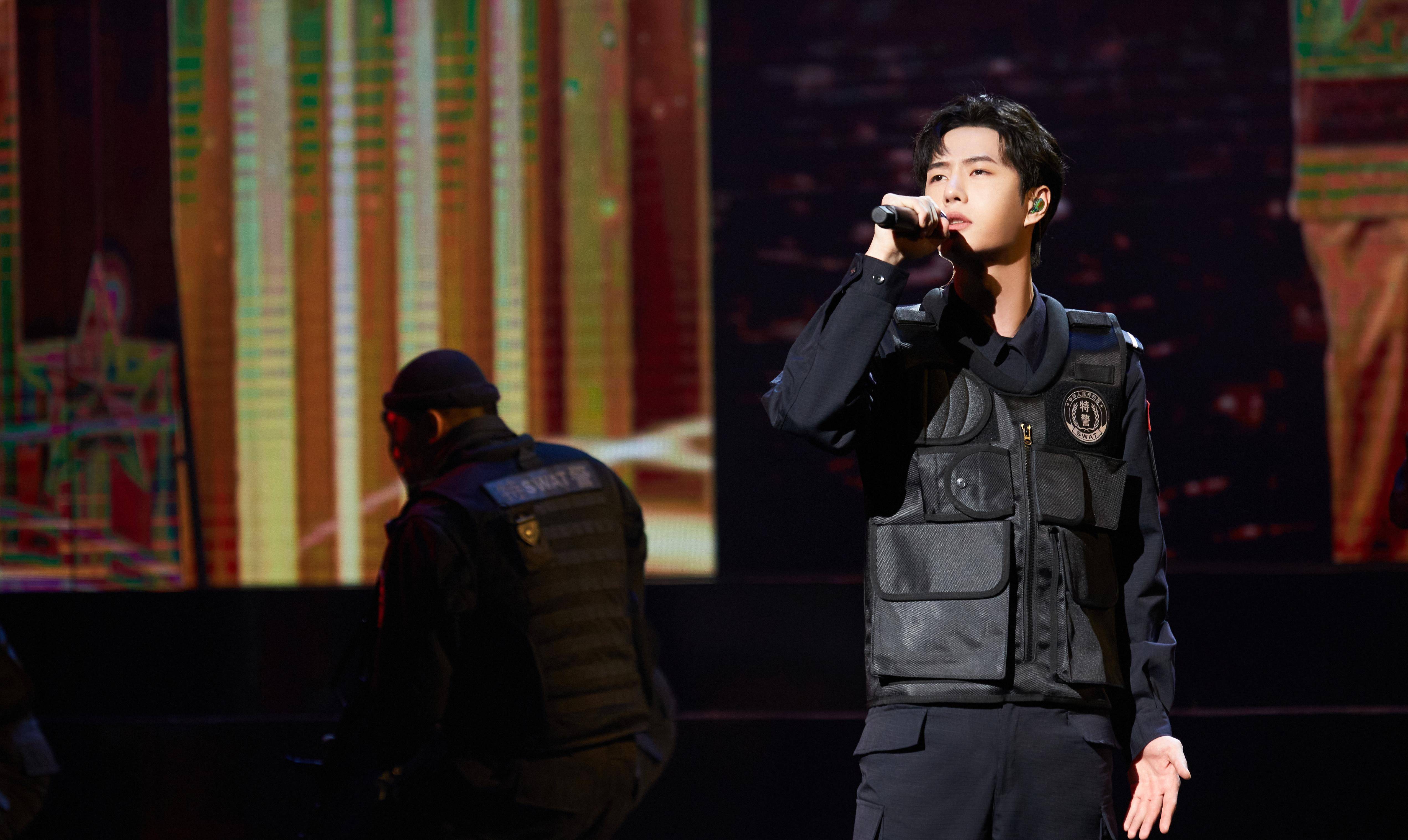 王一博,赴公安机关慰问演出,献唱《渴望光荣》