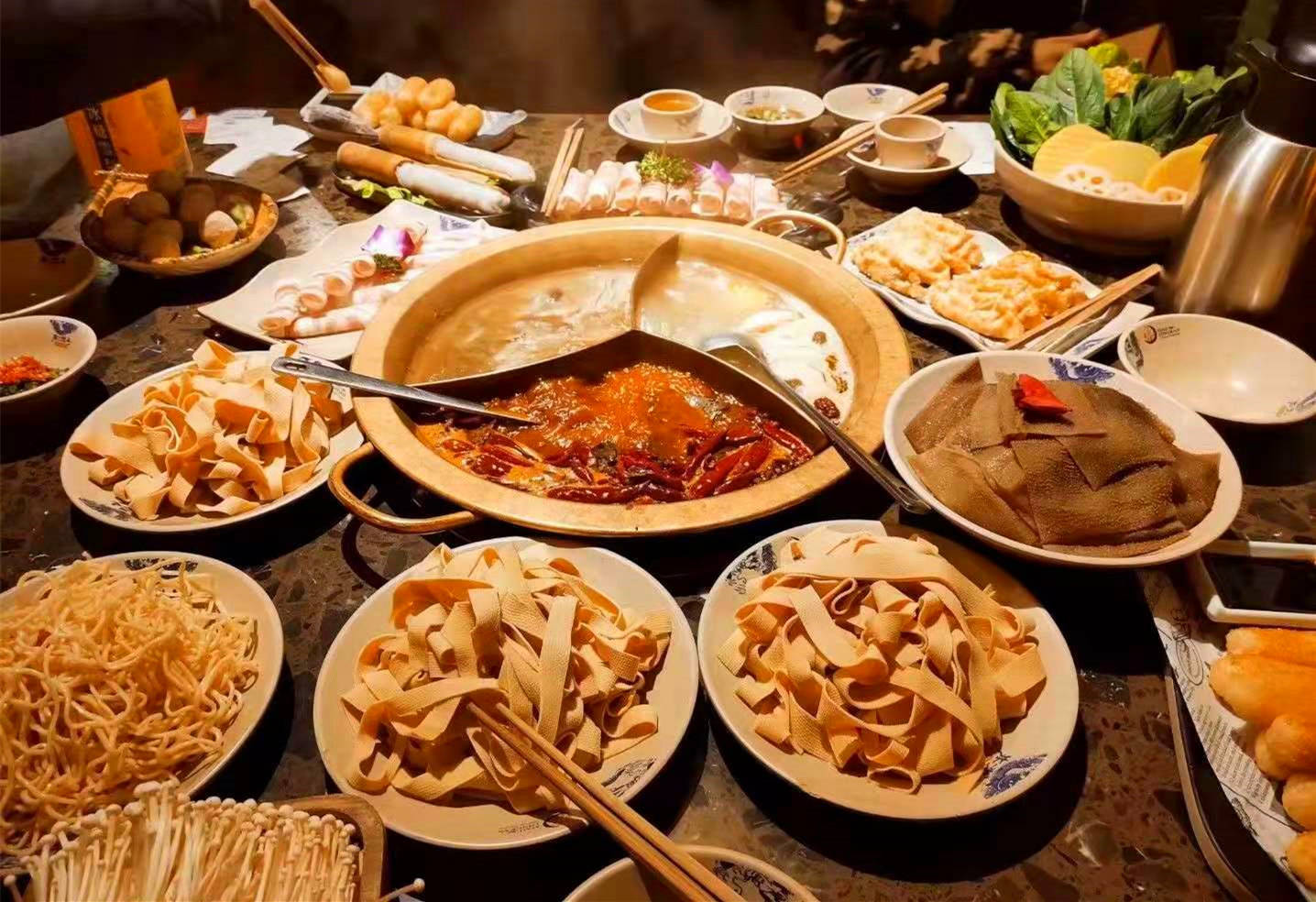 火锅最近火了,晒朋友圈6桌火锅宴,能认全第5桌的人绝对是吃货!