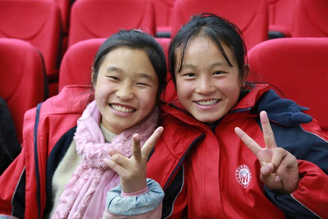 飞机中转到南宁, 再转机到达西昌, 再由西昌包车到达美姑县, 用了两天