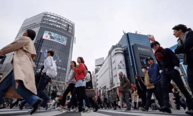 被消费贷绑架的90年代日本 巨头狂欢 小民死扛 饱食穷民 武井保
