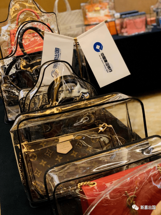 建设银行常熟分行携手新嘉成功举办奢侈品鉴赏名包秘密知多少主题活动