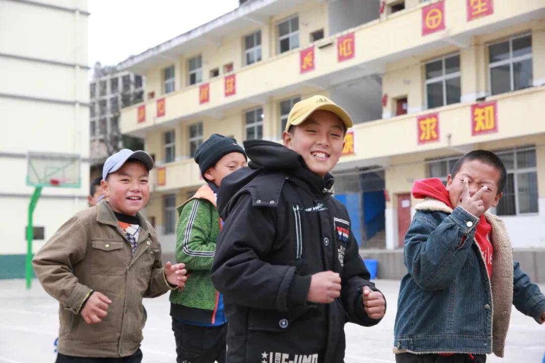 四川省凉山彝族自治州美姑县洛俄依甘乡小学 爱心家园助学项目组从