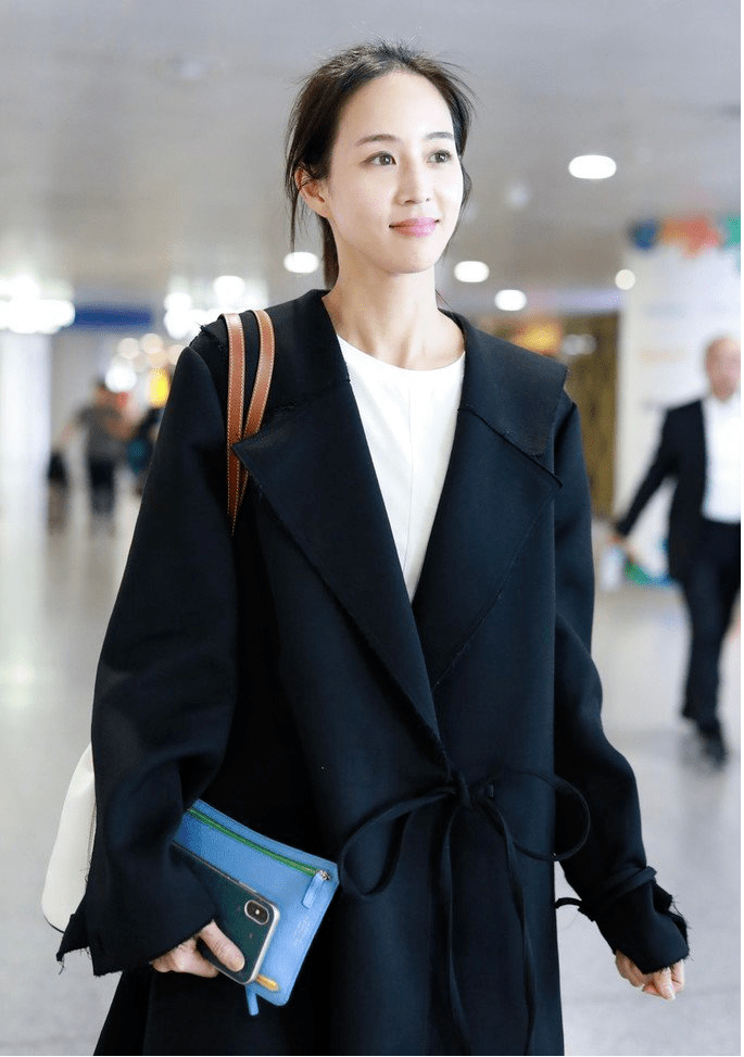 被"张钧甯"气质惊艳!穿黑色大衣搭配牛仔裤走机场,美出新高度