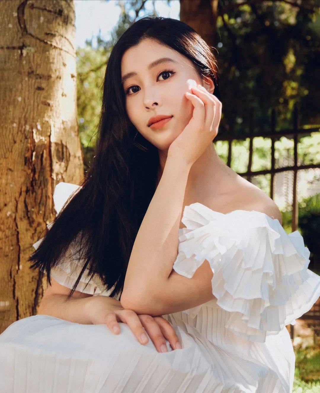 杨子18岁女儿晒美照小露香肩尽显气质颜值不输后妈黄圣依