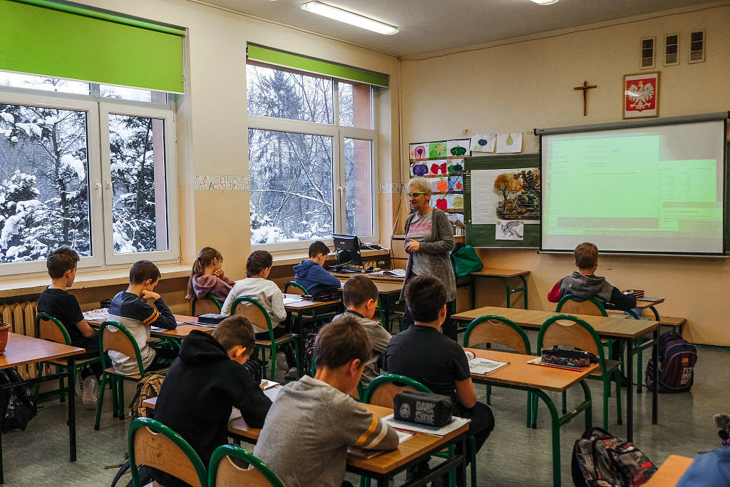 波兰一至三年级小学生重返线下课堂