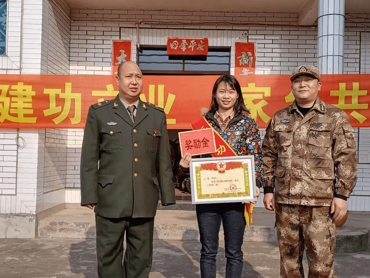 據瞭解,江勇現服役於西部戰區某陸航部隊,入伍15年來,在直升機戰訓