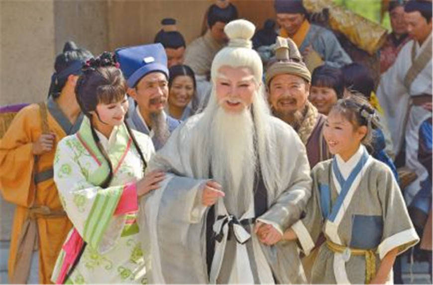 第一位:老子,又名李聃或李耳.被誉为哲学之父.