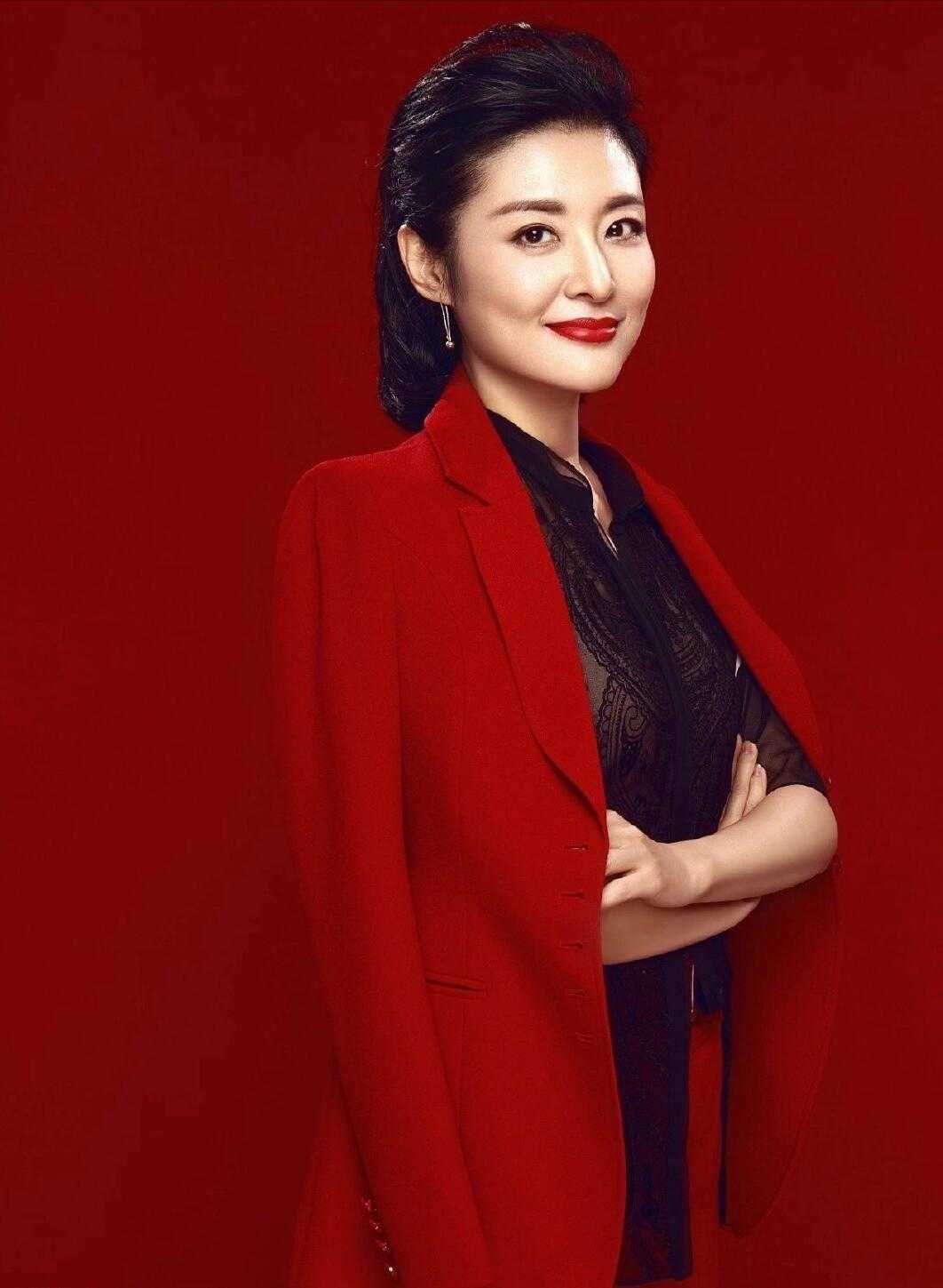 不必遵循太过规矩的穿法,不妨把它披在肩膀上用于凹造型或者用它来