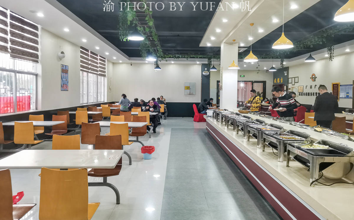 原创高速公路服务区的自助餐,35元36个菜看起来很美,很多人却不敢吃