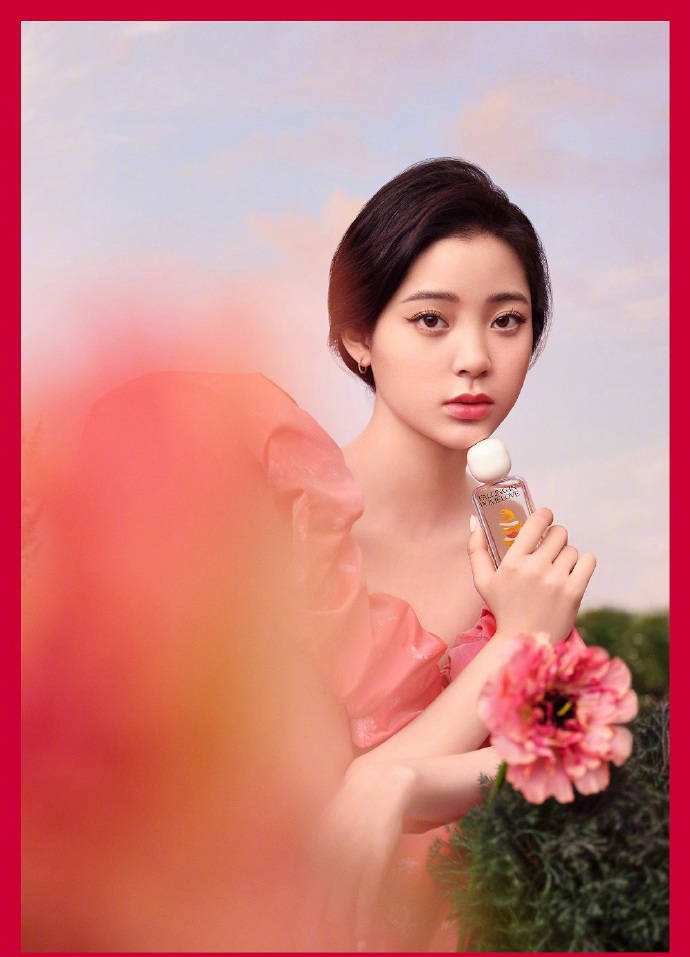 欧阳娜娜情人节大片曝光 复古粉色长裙甜美可人