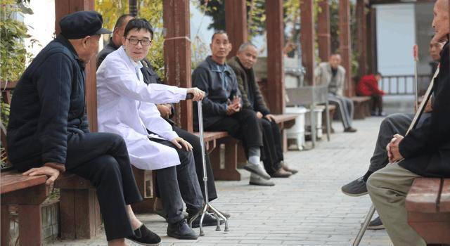 “养娃的钱拿来养老”,丁克族天顺直属的晚年过得好吗?对比下就懂了