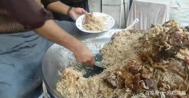 印度的手抓羊肉饭，忍不住买了一份，满满都是肉，结账时“懵”了