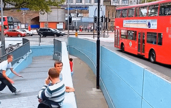 图片[1]-GIF搞笑段子：哥们，差点就被你赶上，那个公交车了！-妖次元