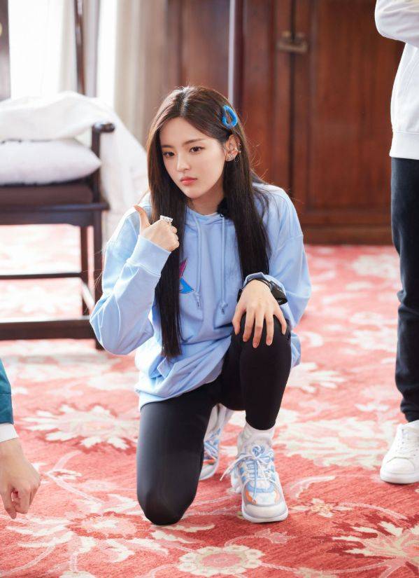 竹竿腿已经过时了,看看杨超越的"月牙腿",这才是直男心头爱