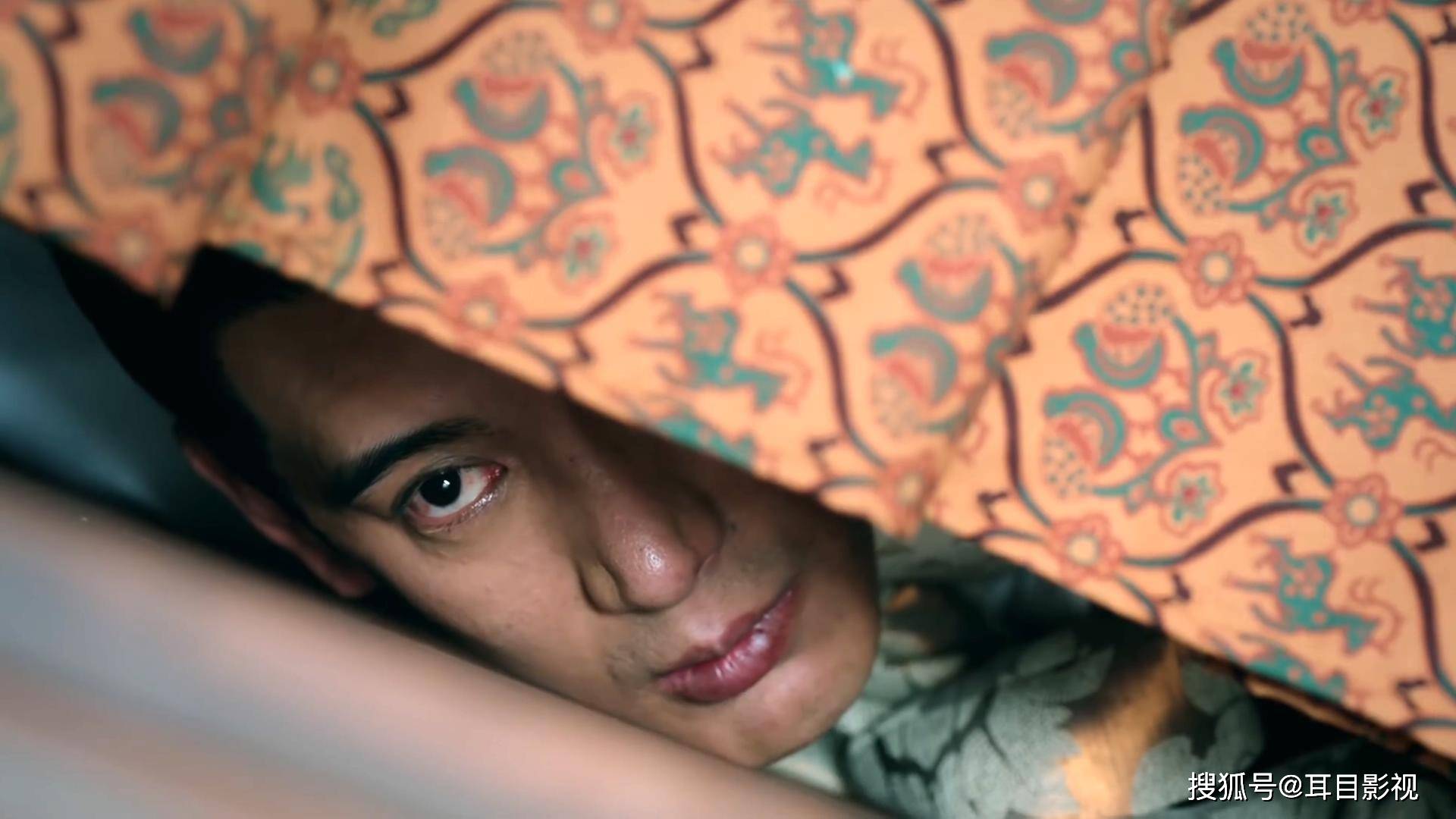 刚刚躲到床下的子律眼神是这样的.