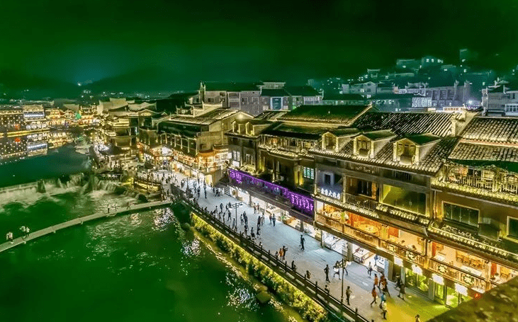 湖南这座古城，被誉为中国美丽小城，白天游人满街晚上灯火通明