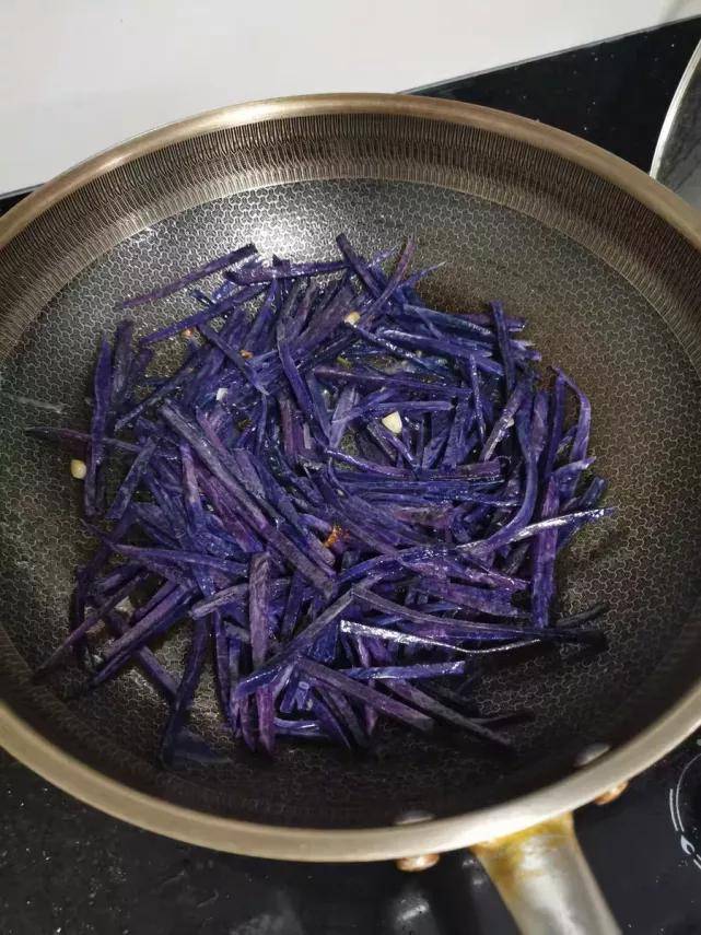 紫色土豆丝的制作和营养价值
