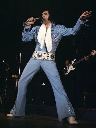 把喇叭裤带进了我们的视野,猫王,disco音乐潮流的掀起喇叭牛仔裤学会