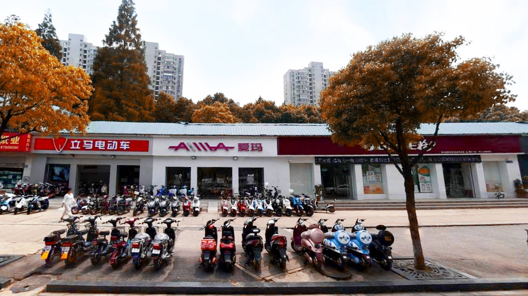 武汉城区最大的电动车一条街：建在3所高校间，店铺多得像菜市场