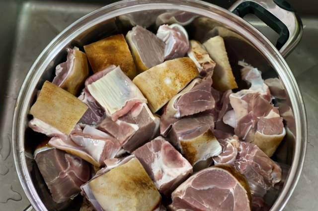 怎样熬肉好吃又软烂 15b51105e43d4f00a1314bbe021639d5.jpeg