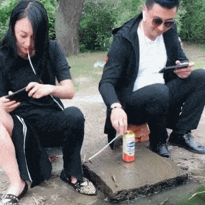 图片[1]-GIF搞笑段子：媳妇，别老喝汽水了，我让你尝尝河水如何！-妖次元