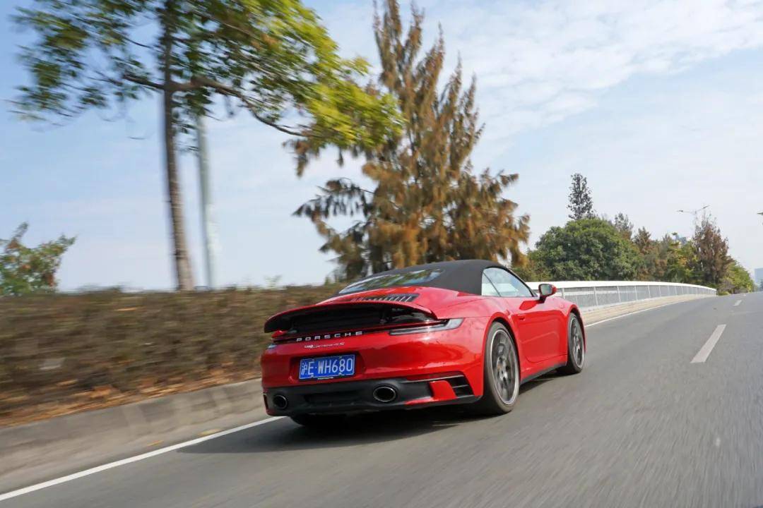 911保时捷敞篷硬顶怎么选 57a666e5134749039b7982437cdb0495.jpeg