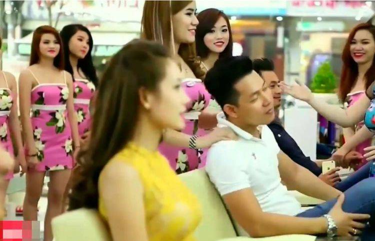 中国小伙迷上越南理发店，每次到越南旅游都会来，有什么特色？