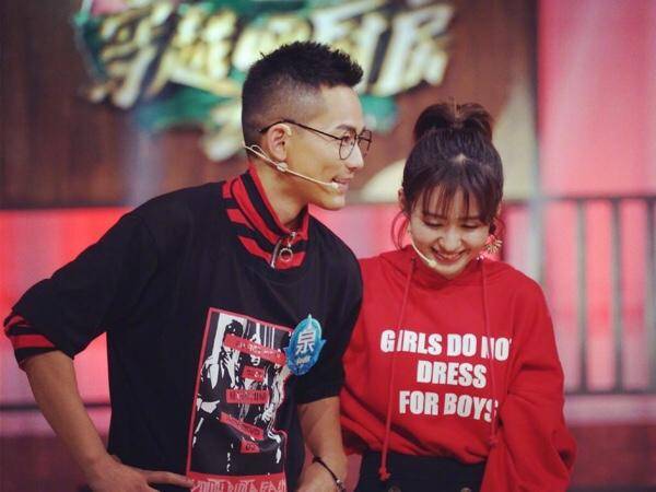 李菲儿与黄晓明同框显大方,情路不顺拼事业_相光耀