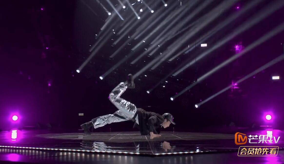 相信会不自觉地想起《追光吧哥哥》中汪东城初舞台的地板动作,当时