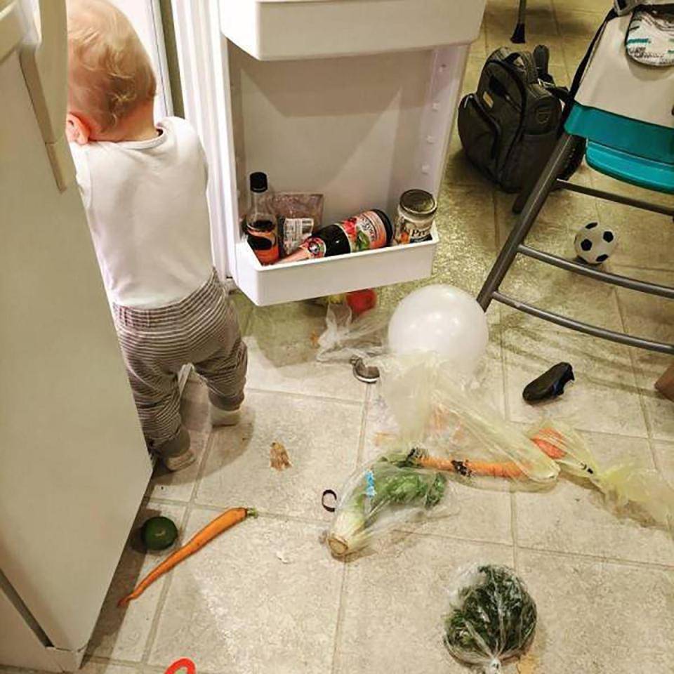 有种散养叫撒贝宁妻子:放纵孩子啃拖鞋,老公质问,她还这样回答