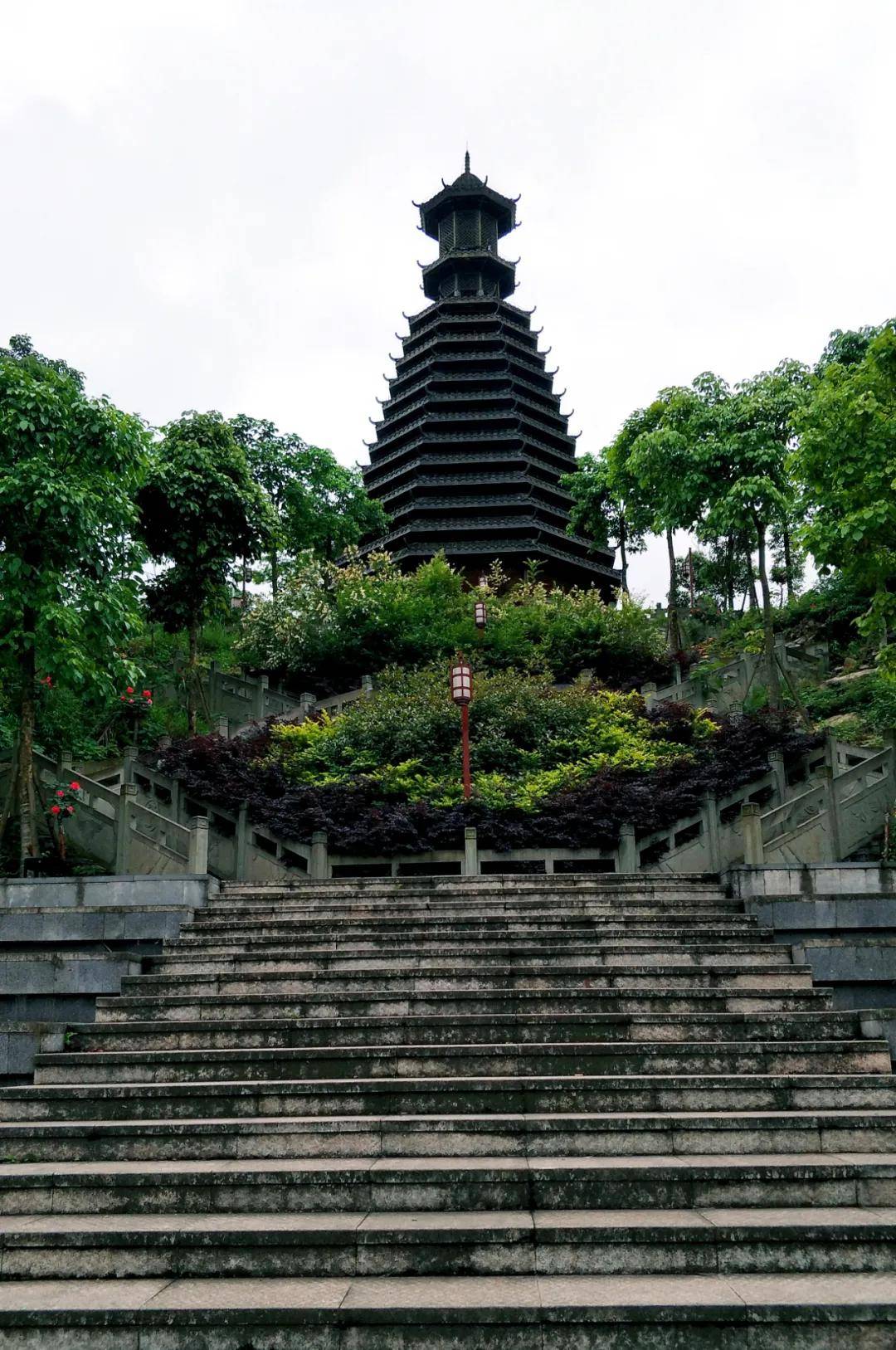 【创建天府旅游名县】四川兴文这座山是嵌在新城中间的一颗绿宝石