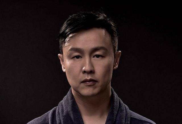 曾是tvb实力小生,他是邓萃雯前男友,今再婚娶小19岁娇妻_郑敬基