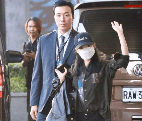 有种颜值叫iu的保镖还以为是韩剧男主直接送去出道可好