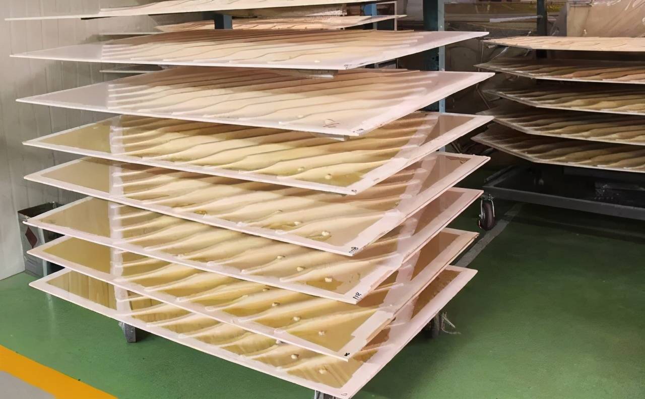 三,钢琴实木音板大部分需要自然风干3年以上,含水率