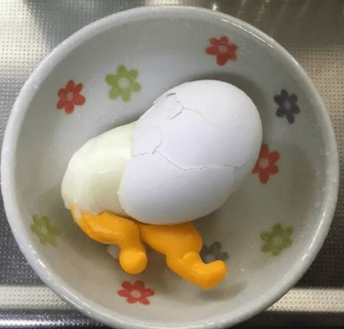 原创
开心一刻:小时候家里来客人,老妈炖了只鸡,馋猫的我就围着锅里的鸡转