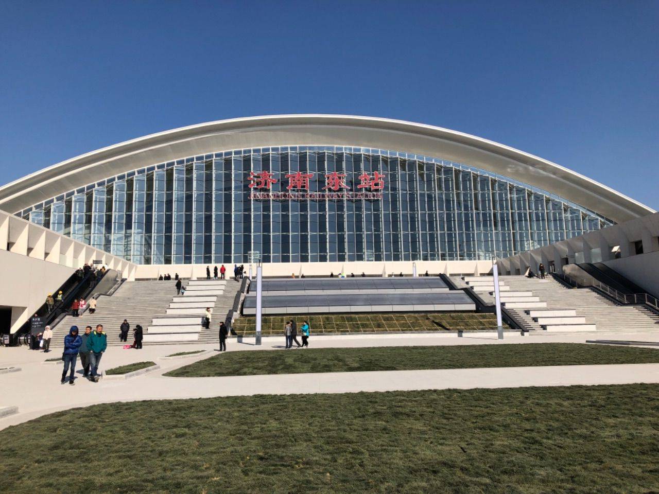 山东规模大和繁忙的一座高铁站,集多种交通于一体的综合交通枢纽_城市