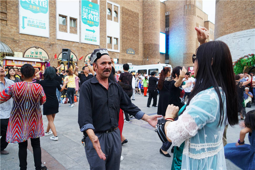 新疆广场舞也太好看了，乌鲁木齐国际大巴扎，重现古丝绸之路繁华