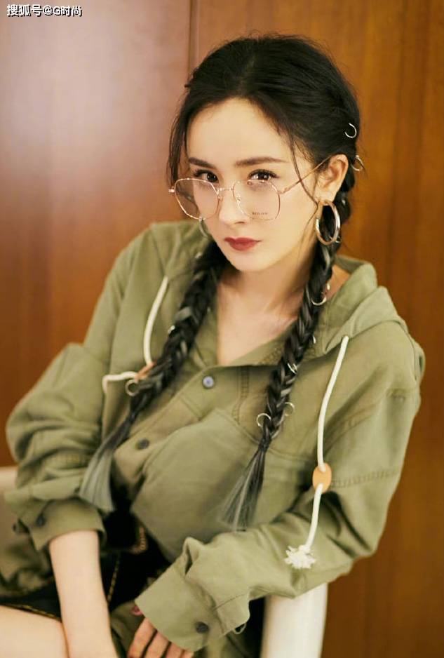 杨幂身穿军绿牛仔套装配上挑染麻花辫酷帅十足