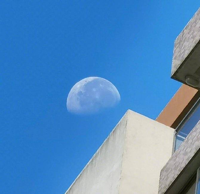 华为mate40首张拍月亮照片亮相:这相机变焦无敌了!