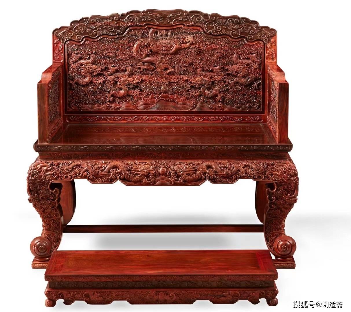 缠枝纹舒卷生动,大材旋切而成,极尽奢华,堪称精巧华丽的清代家具典范