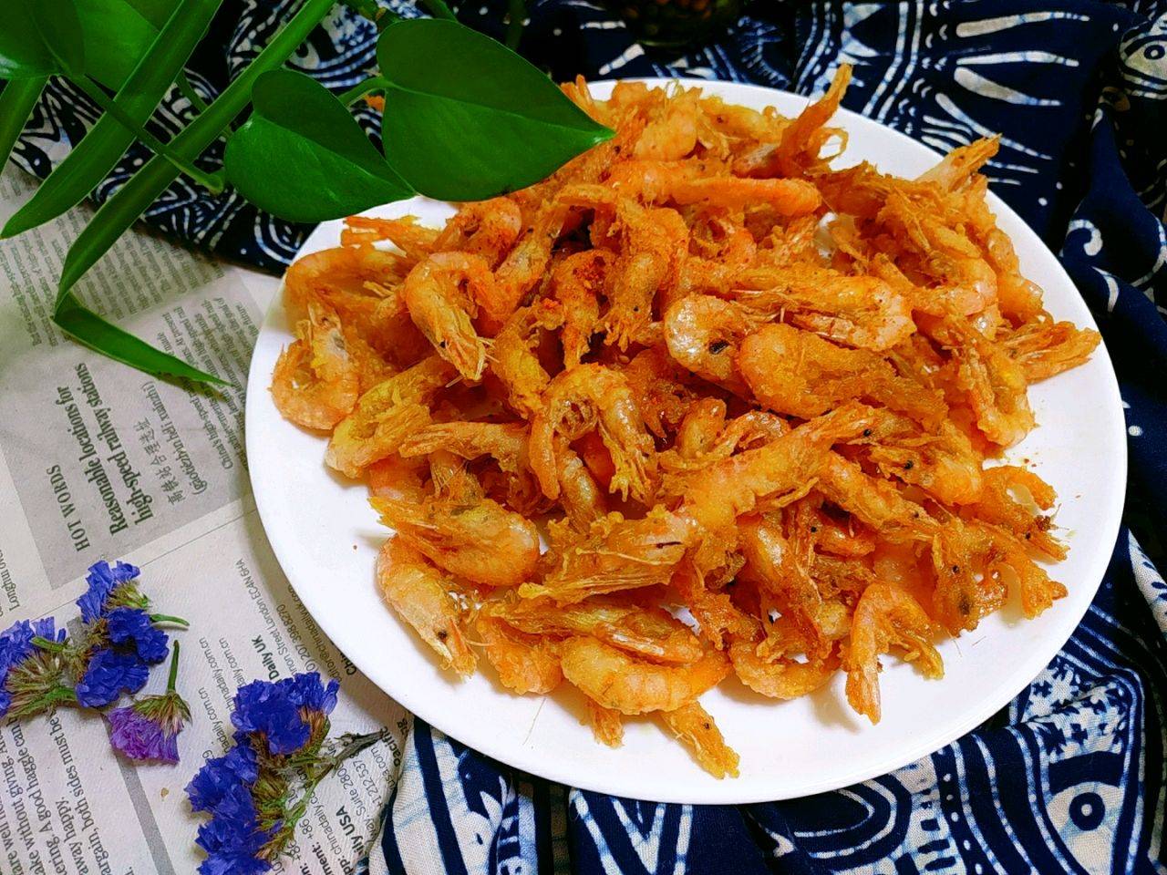 香酥炸虾的烹饪技巧 1,腌制不要放太多盐,太咸了影响虾的鲜美.