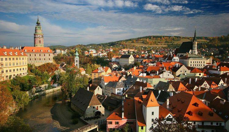 这里有人骨建成的教堂，还有童话般的最美小镇，巨大反差只在捷克