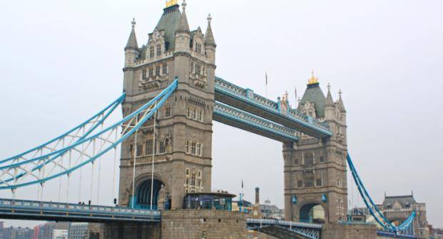 英国标志性建筑大桥，是塔是桥分不清，被誉为“伦敦的象征”